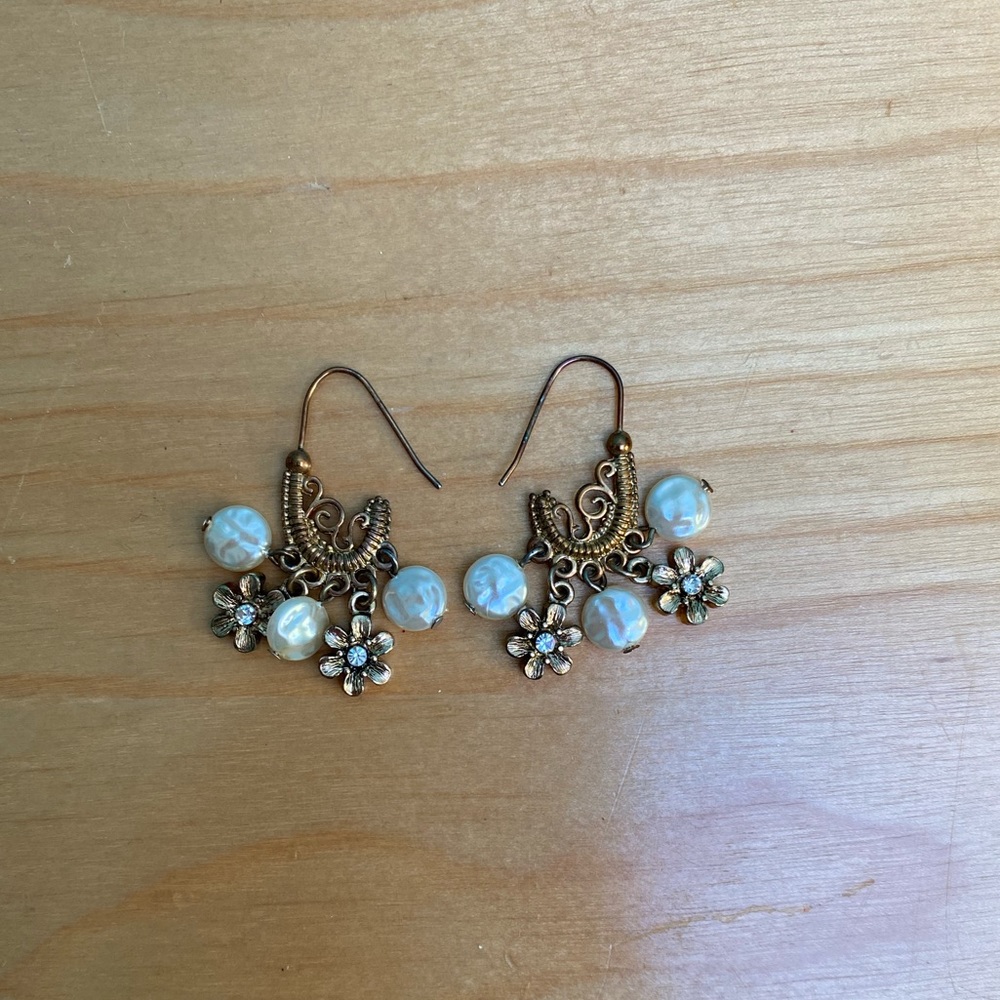 *NWOT* Gold Pearl Flower Dangling  Earrings